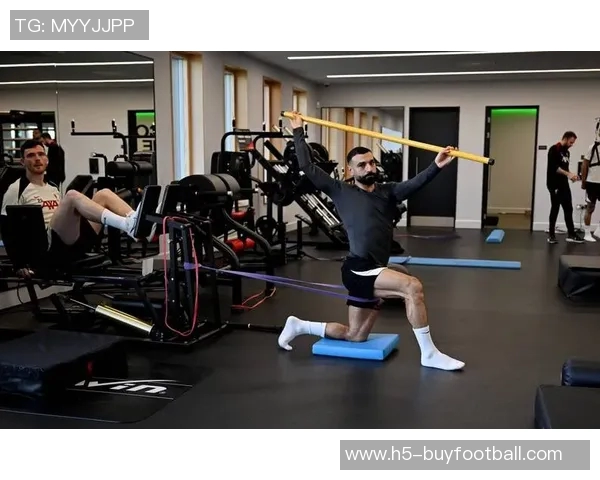 萨拉赫健身房训练照曝光腹肌线条引发粉丝热议与赞叹