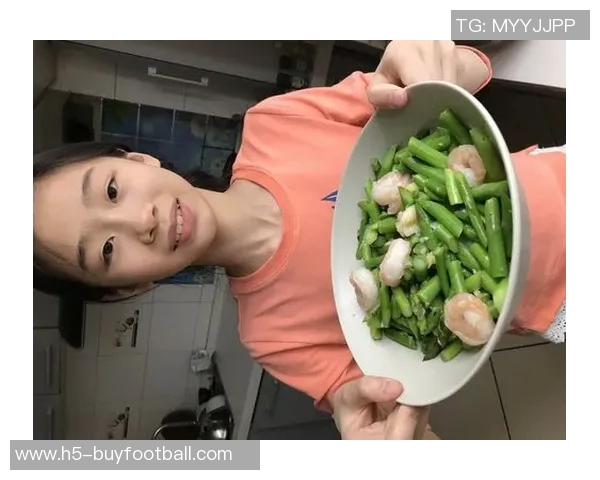 杨瀚森的日常生活：翻译工作与独自烹饪的简单乐趣